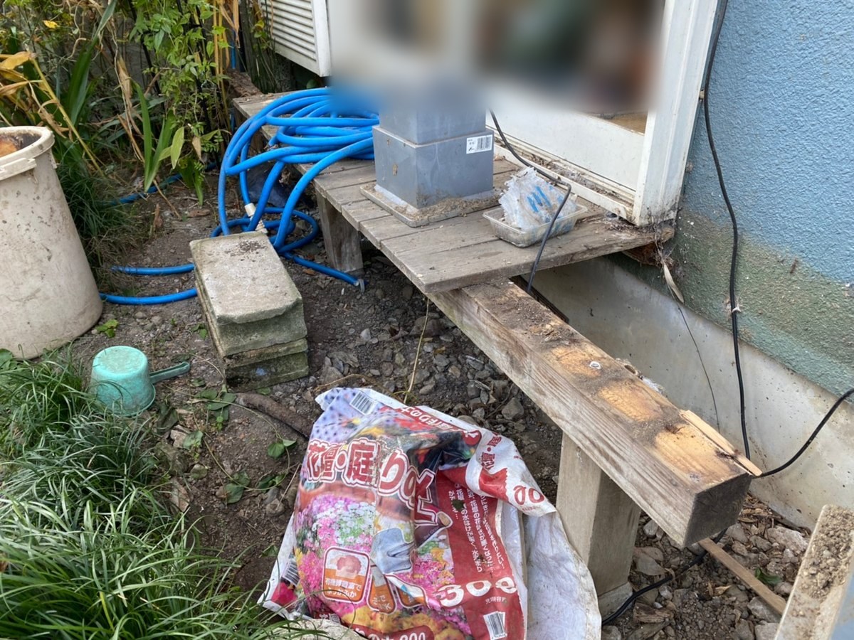 撤去する前の窓の前の木の濡れ縁