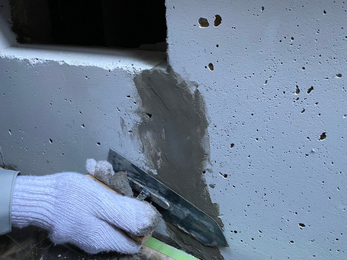 基礎のひび割れの補修 / コテで仕上げる