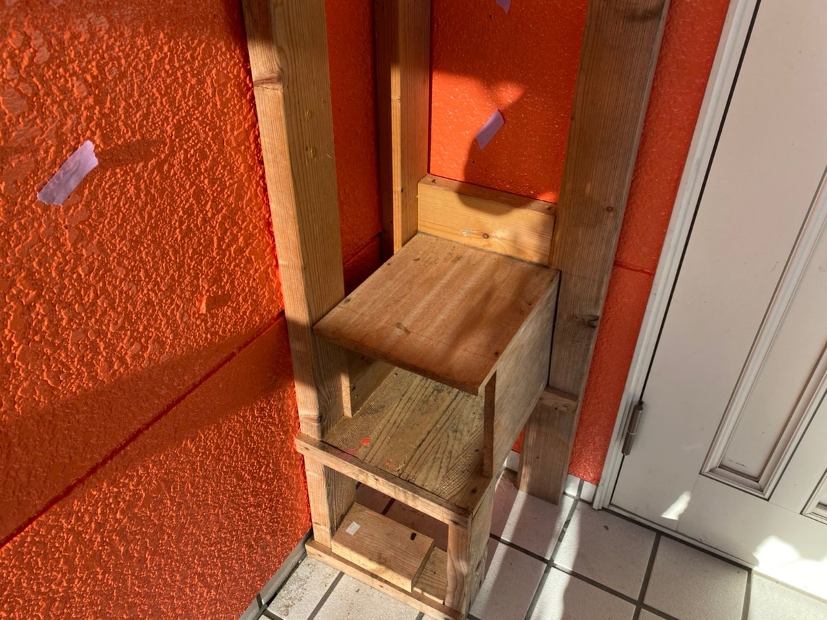 玄関の横の棚 / 塗装する前