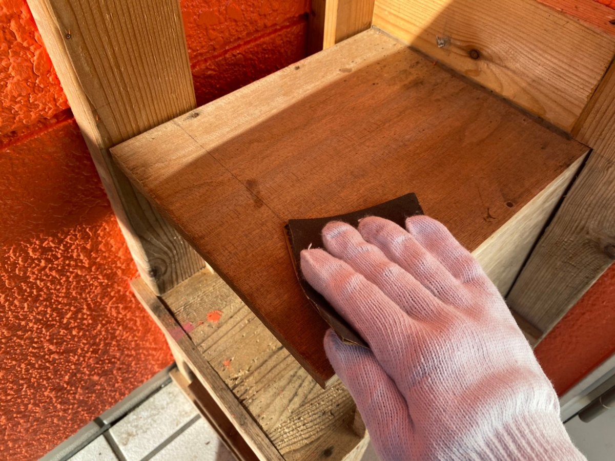 玄関の横の木の棚 / 目荒らし