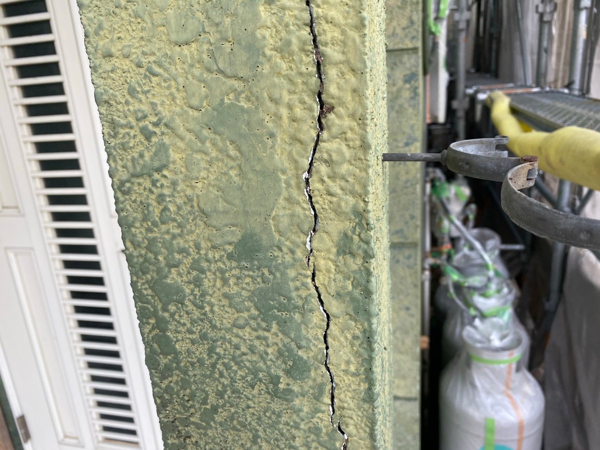 外壁 / 補修前の縦のひび割れ