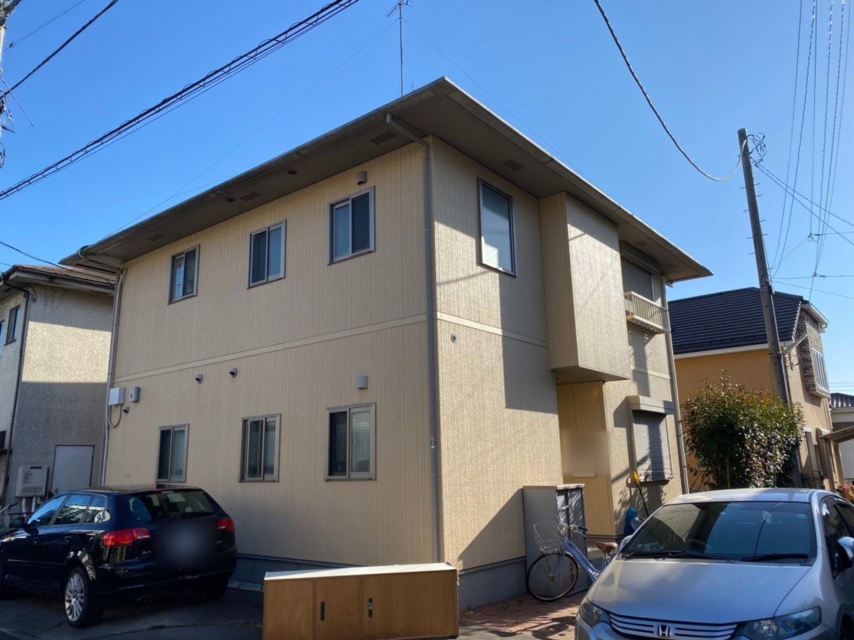 施工前の外観（道路の角から）。黄土色に近いベージュの外壁