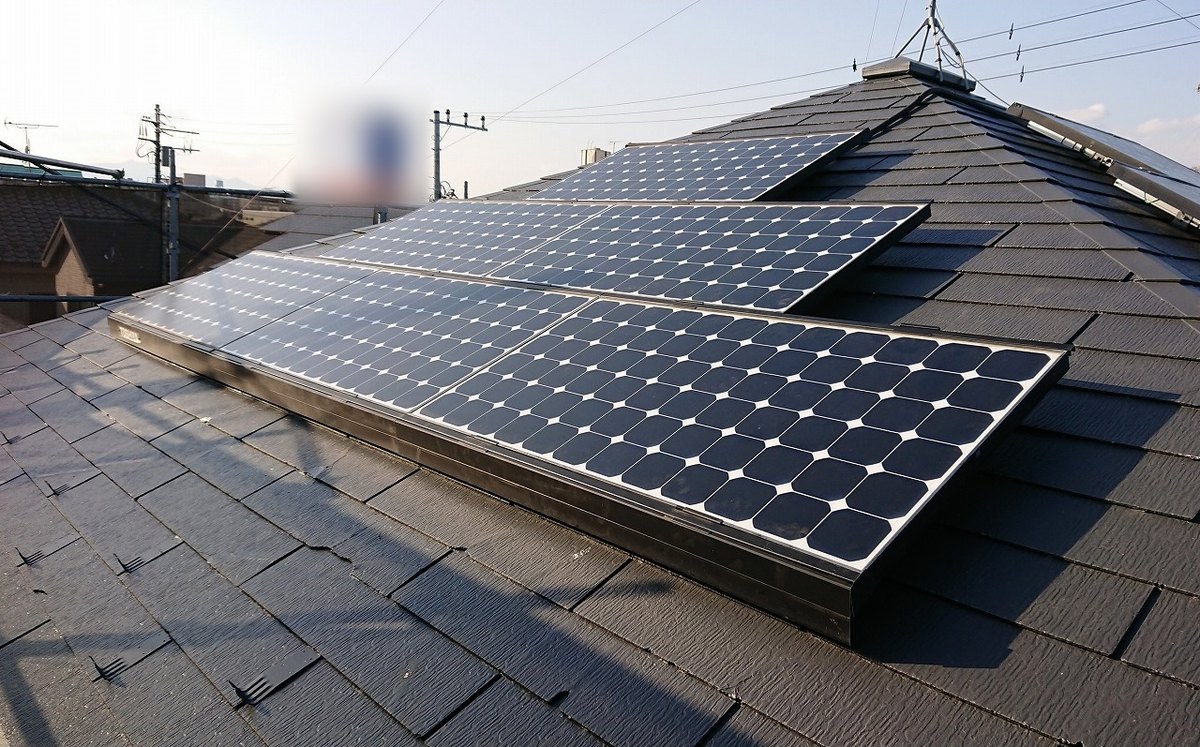 塗装後の屋根（N-30）に付け直した太陽光パネル