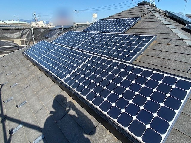 取り外す前の太陽光パネルとスレート屋根