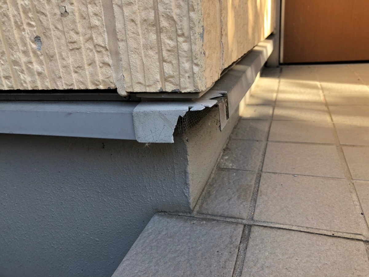 水切り板金 / 傷んで金網が見えている建物の角の部材