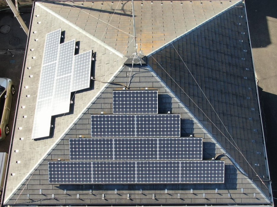 現地調査のときにドローンで撮影した屋根と太陽光パネル（施工前）