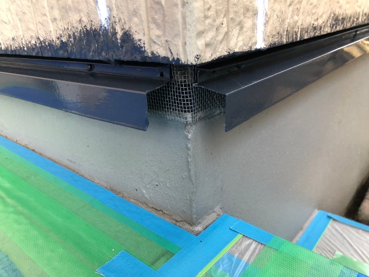 水切り板金の角の部材 / 取り付ける前