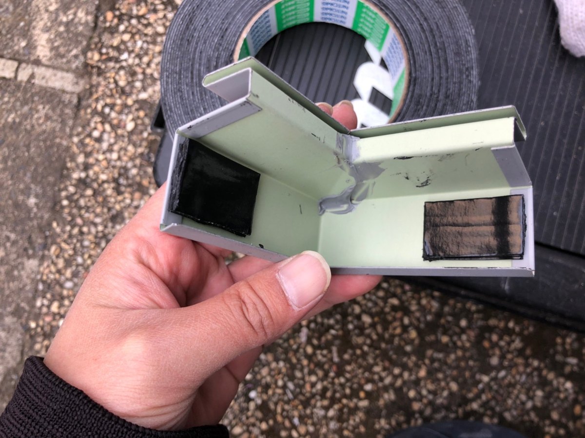 水切り板金の角の部材 / 部材の内側にブチルテープを貼る