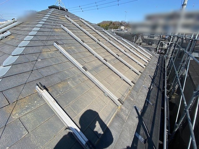 太陽光パネルを取り外したあとの屋根。パネルを載せていた架台のレールが残っている