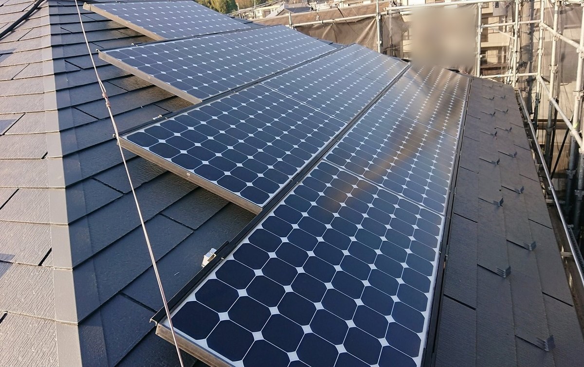 塗装後の屋根に付け直した太陽光パネル