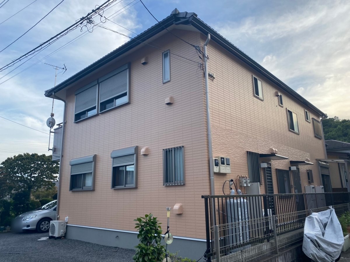 施工後の外観(建物の角から)。外壁は15-70H(オレンジベージュ)