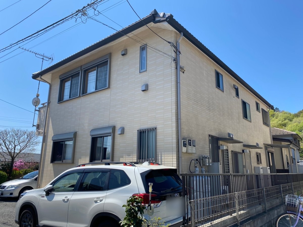 施工前の外観(建物の角から)。クリーム色のサイディング