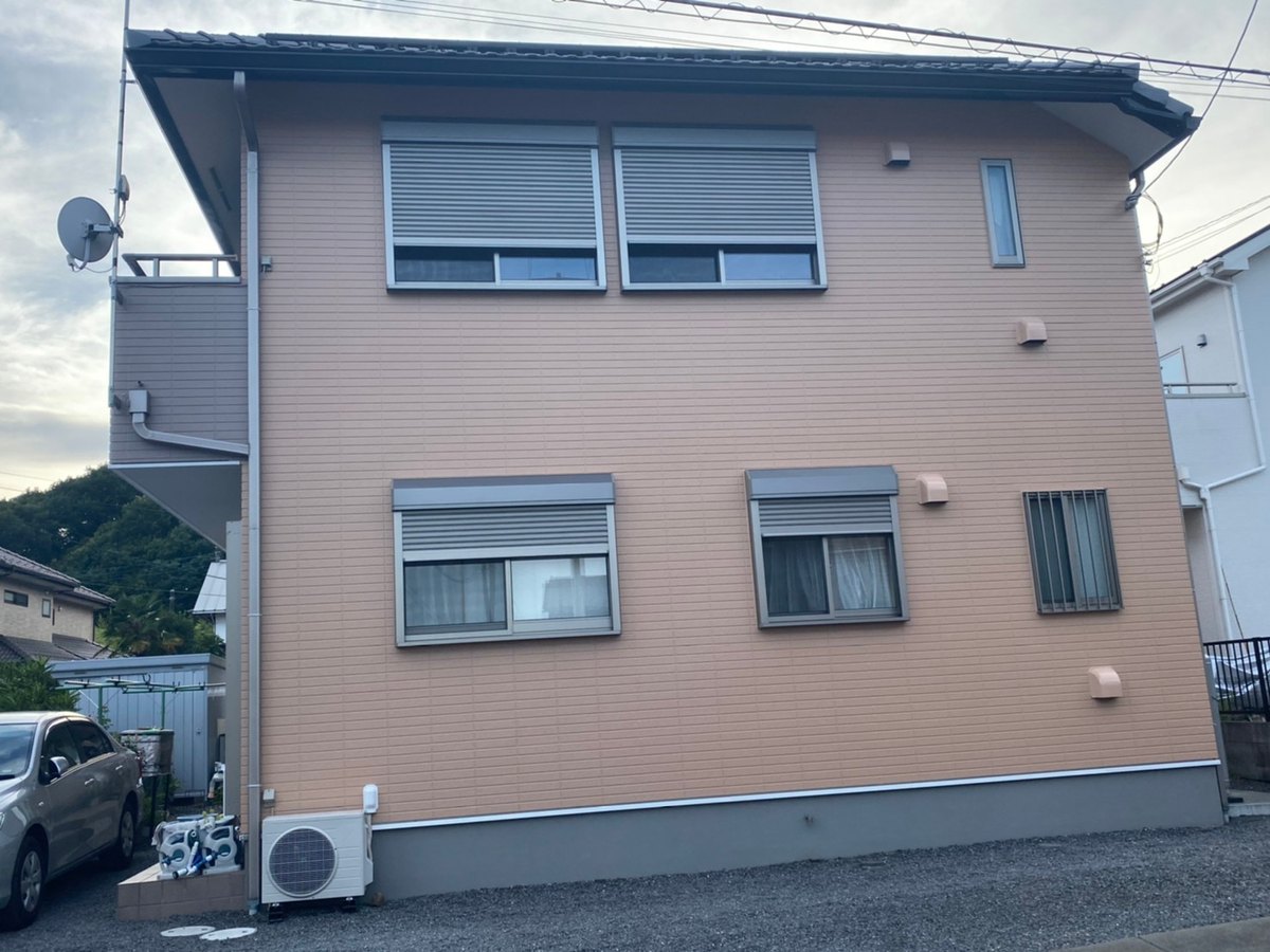 施工後の外観(左にバルコニーがある側)。バルコニーの壁は15-60D(ブラウンベージュ)