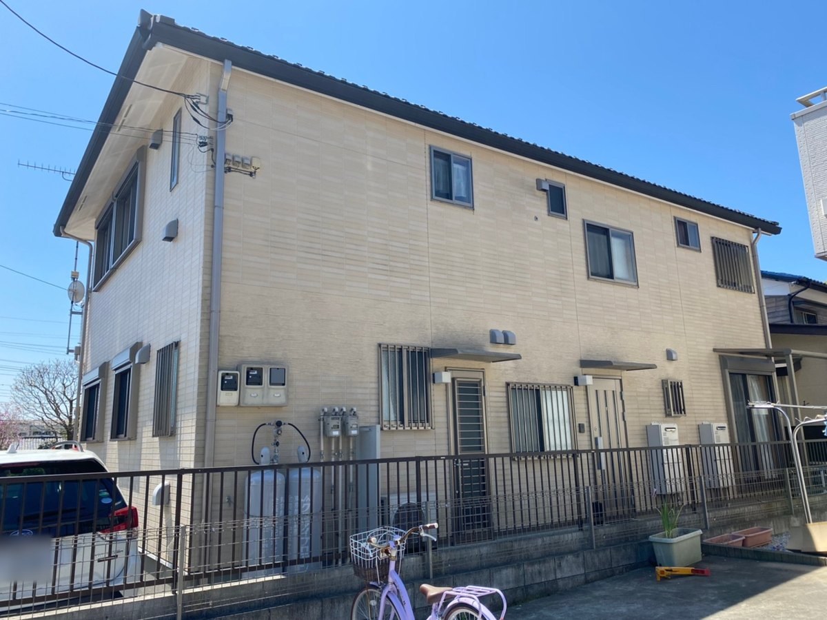 施工前の外観(勝手口の庇が並ぶ側)