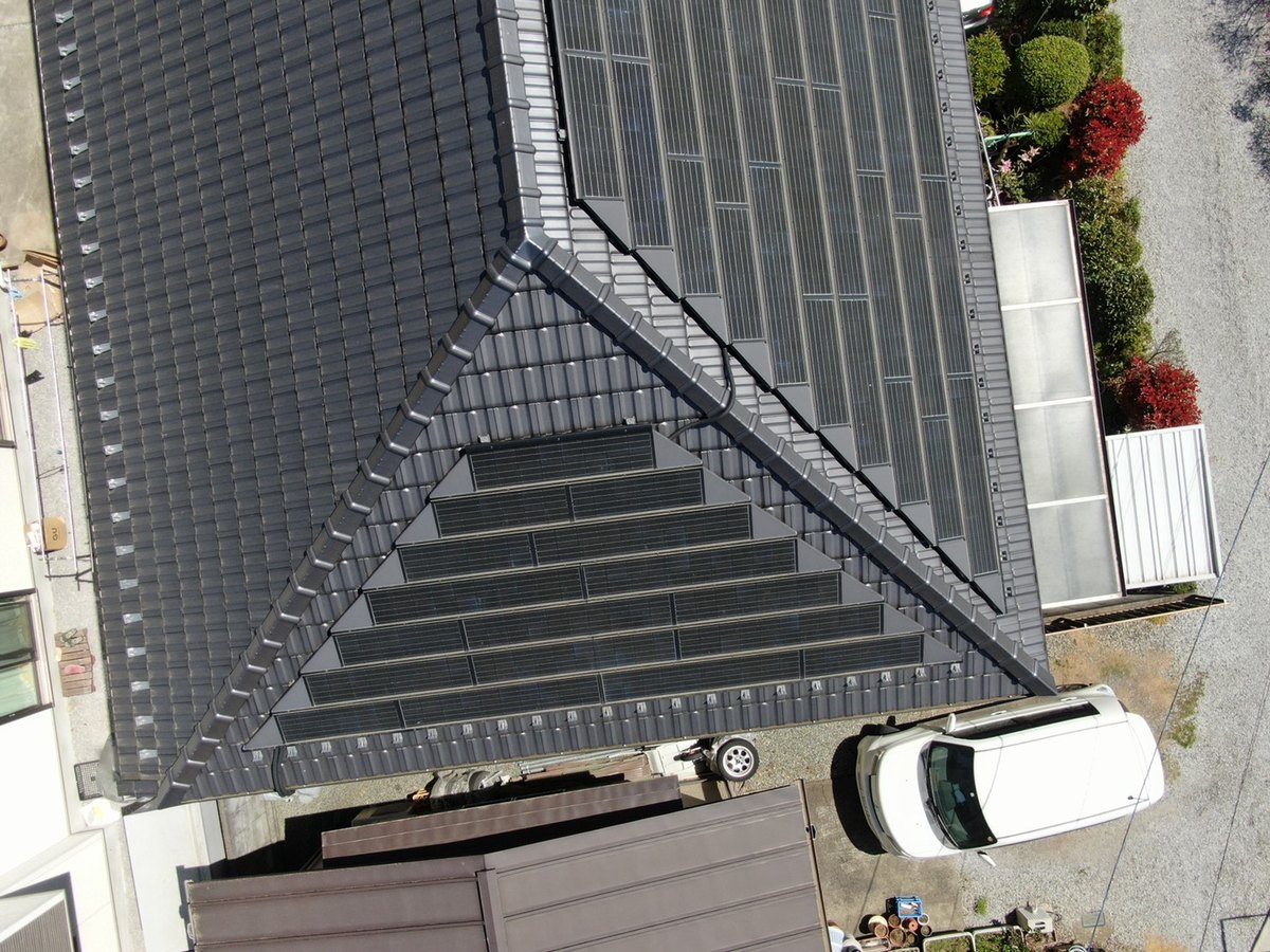 現地調査のときにドローンで撮影した屋根と太陽光パネル