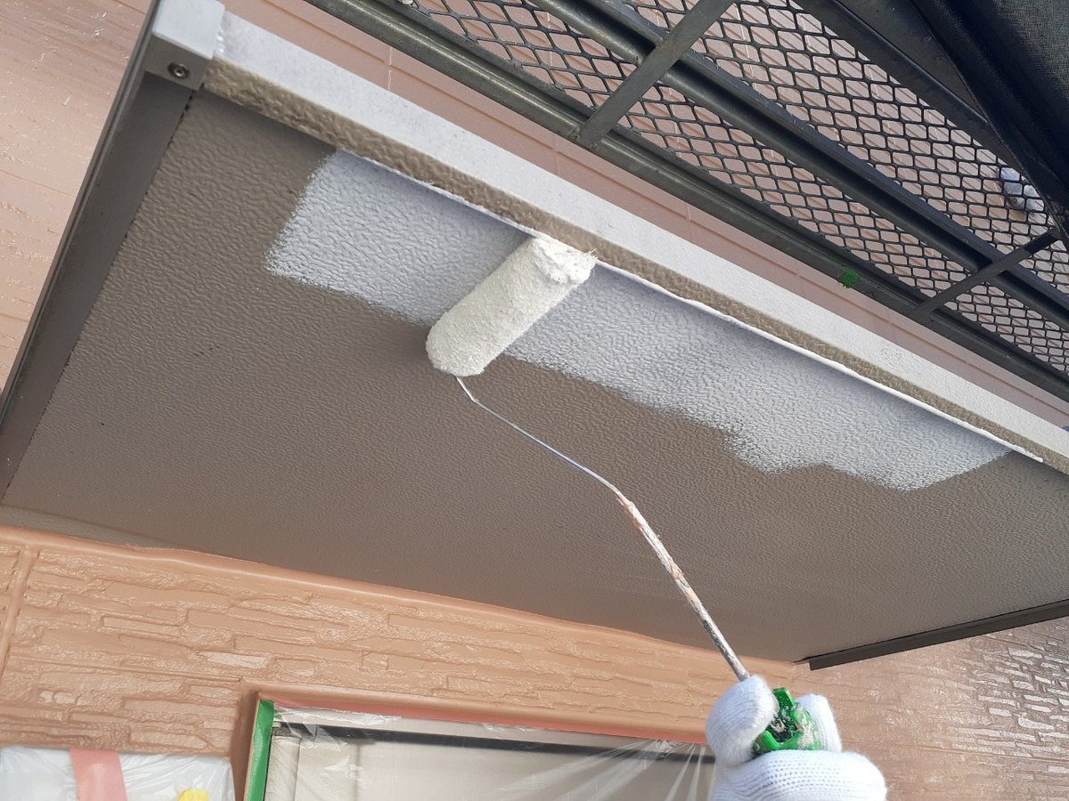 勝手口の庇の裏側 / 錆止めの下塗り