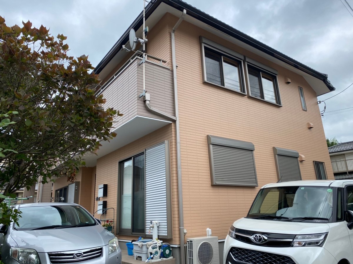 施工後の玄関の側。外壁は15-70H、2階のバルコニーの壁は15-60D