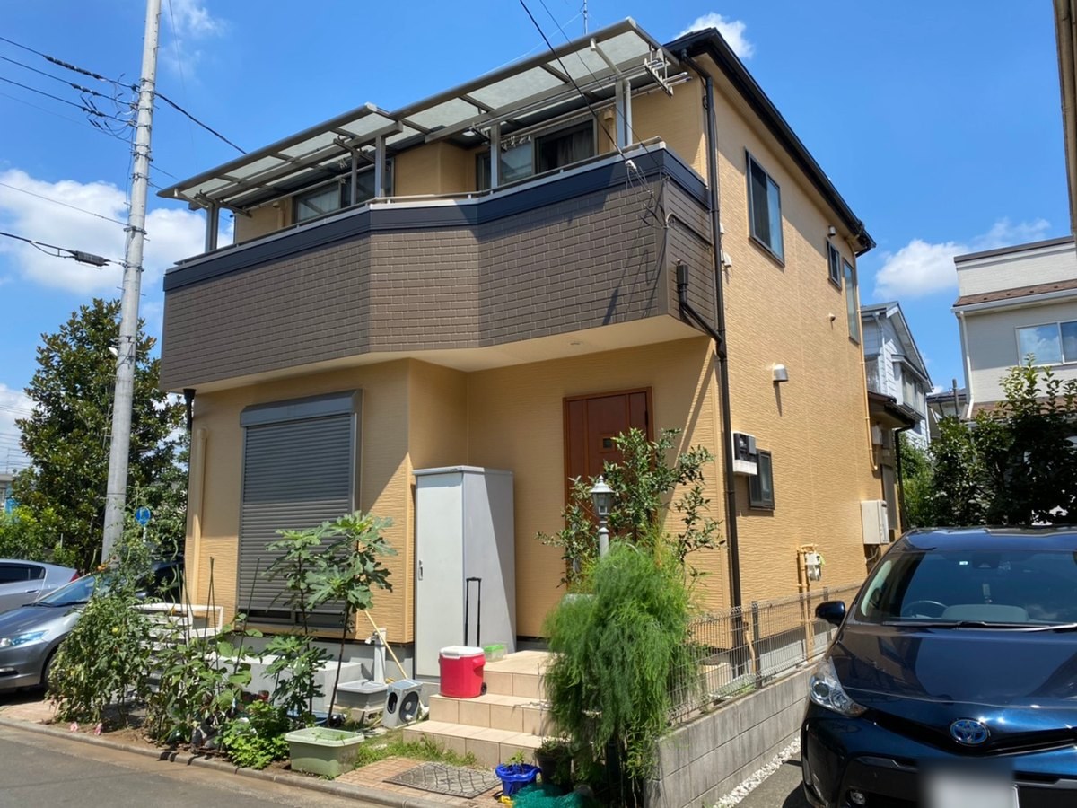 施工後の外観（玄関の側）。2階のバルコニーの壁は19-30B（暗い茶色）