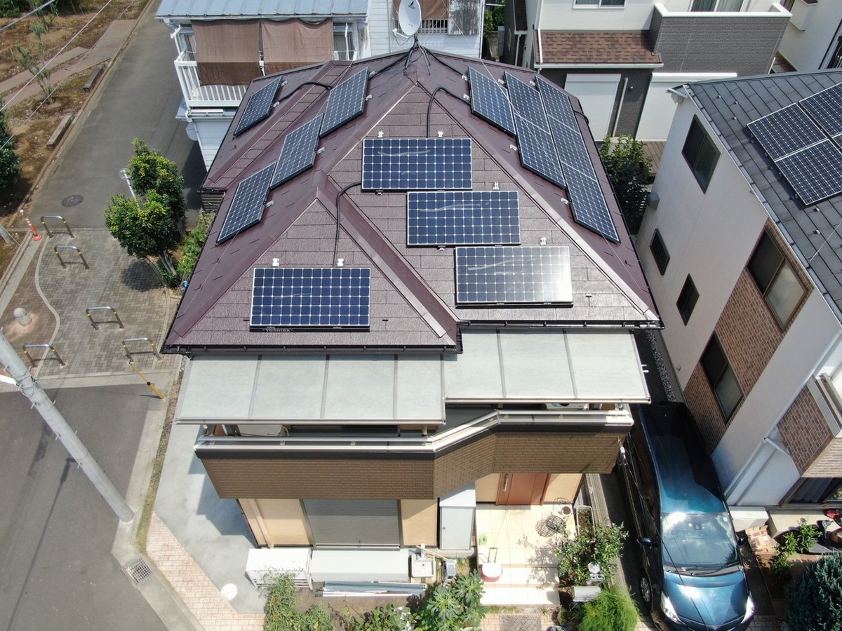 施工後の屋根（ドローン）。09-20B（赤茶）に塗り、太陽光パネルを付け直した