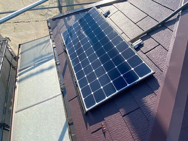 塗装後の屋根（09-20B）に付け直した太陽光パネル