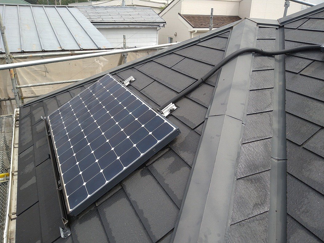 取り外す前の太陽光パネルとスレート屋根