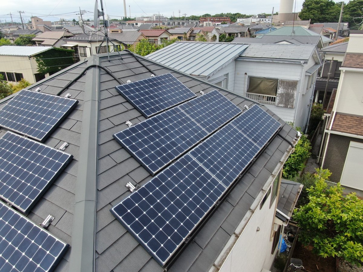 現地調査のときにドローンで撮影した屋根と太陽光パネル（施工前）