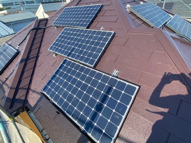 塗装後の屋根に付け直した太陽光パネル