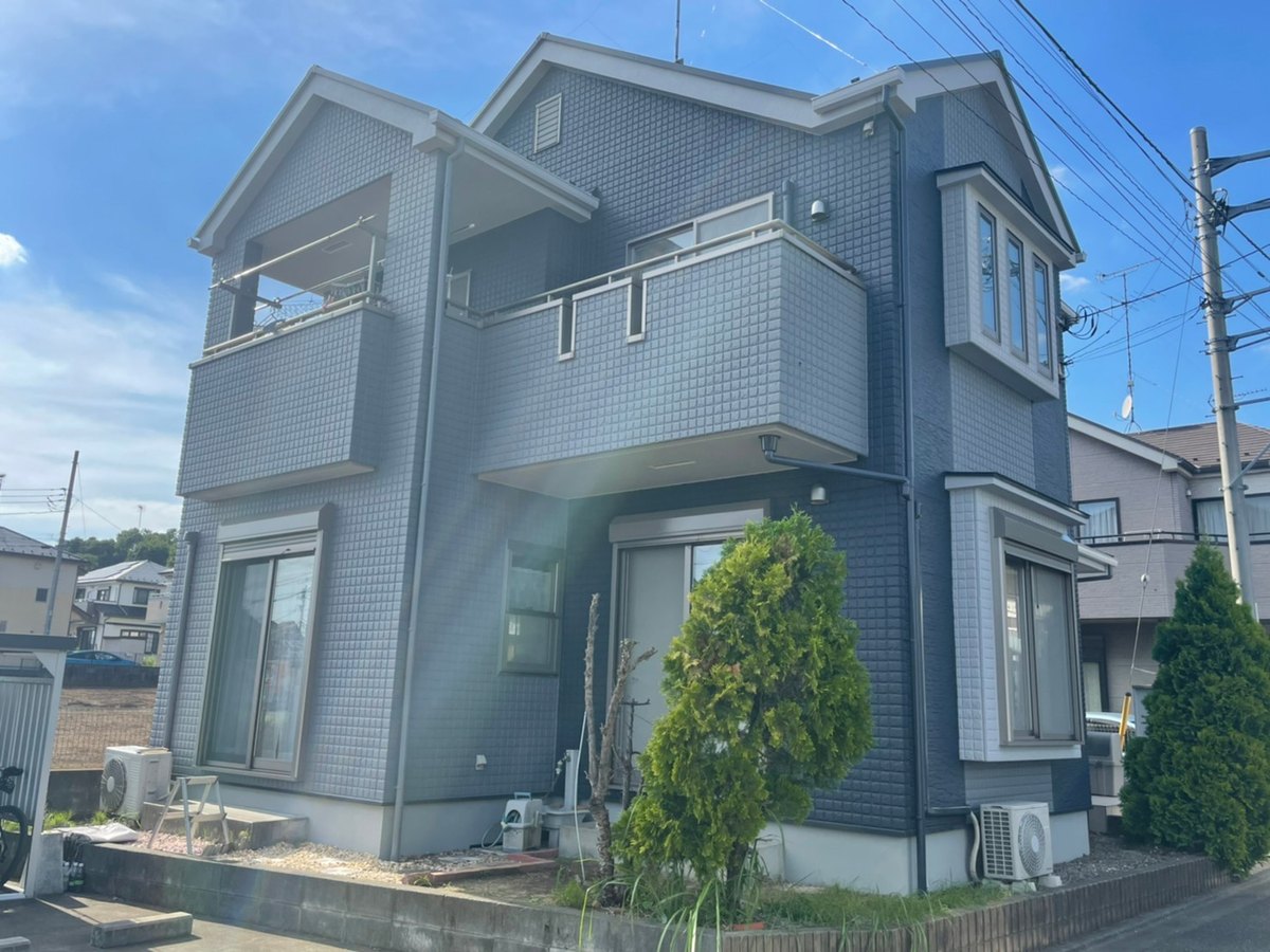 施工後の外観（バルコニーのある面）。ネイビー系（75-30B）とグレー系（N-50）の塗り分け