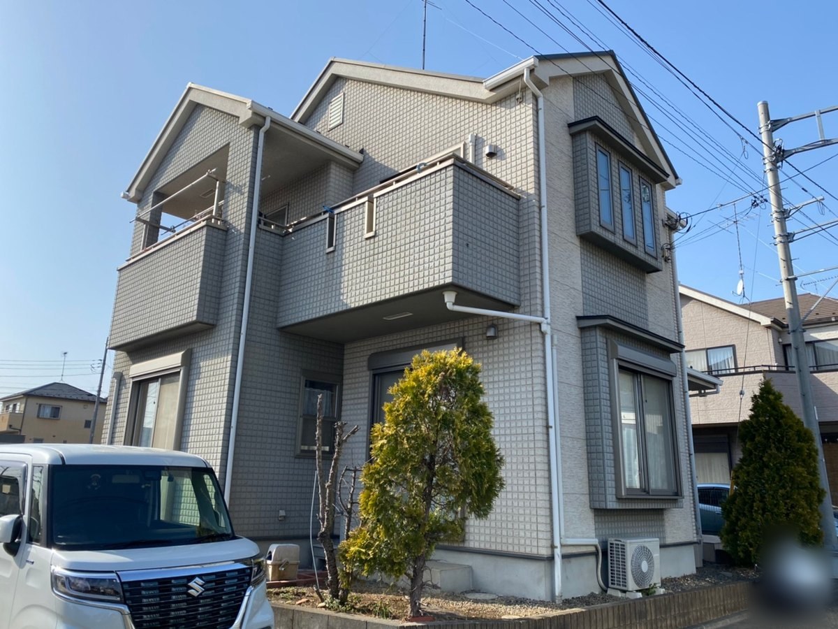 施工前の外観（バルコニーのある面）。淡いベージュ系の外壁