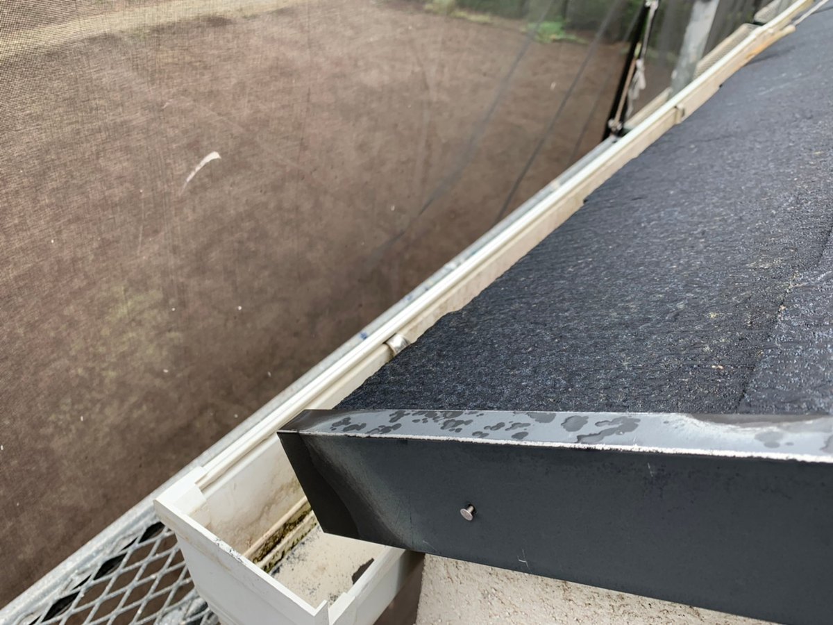 屋根の板金の釘 / 施工前