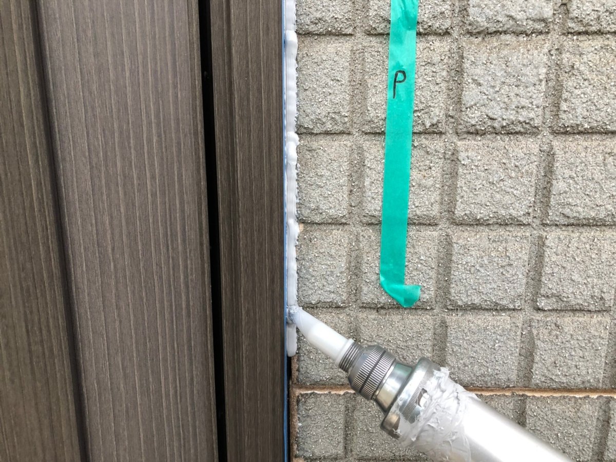 目地に新しいシーリング材を充てんしているところ（打ち替え）