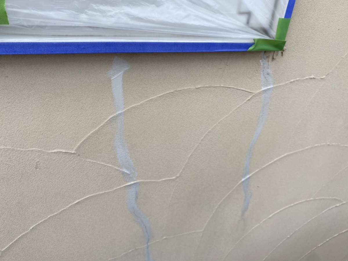 外壁 / ひび割れに補修材を入れる