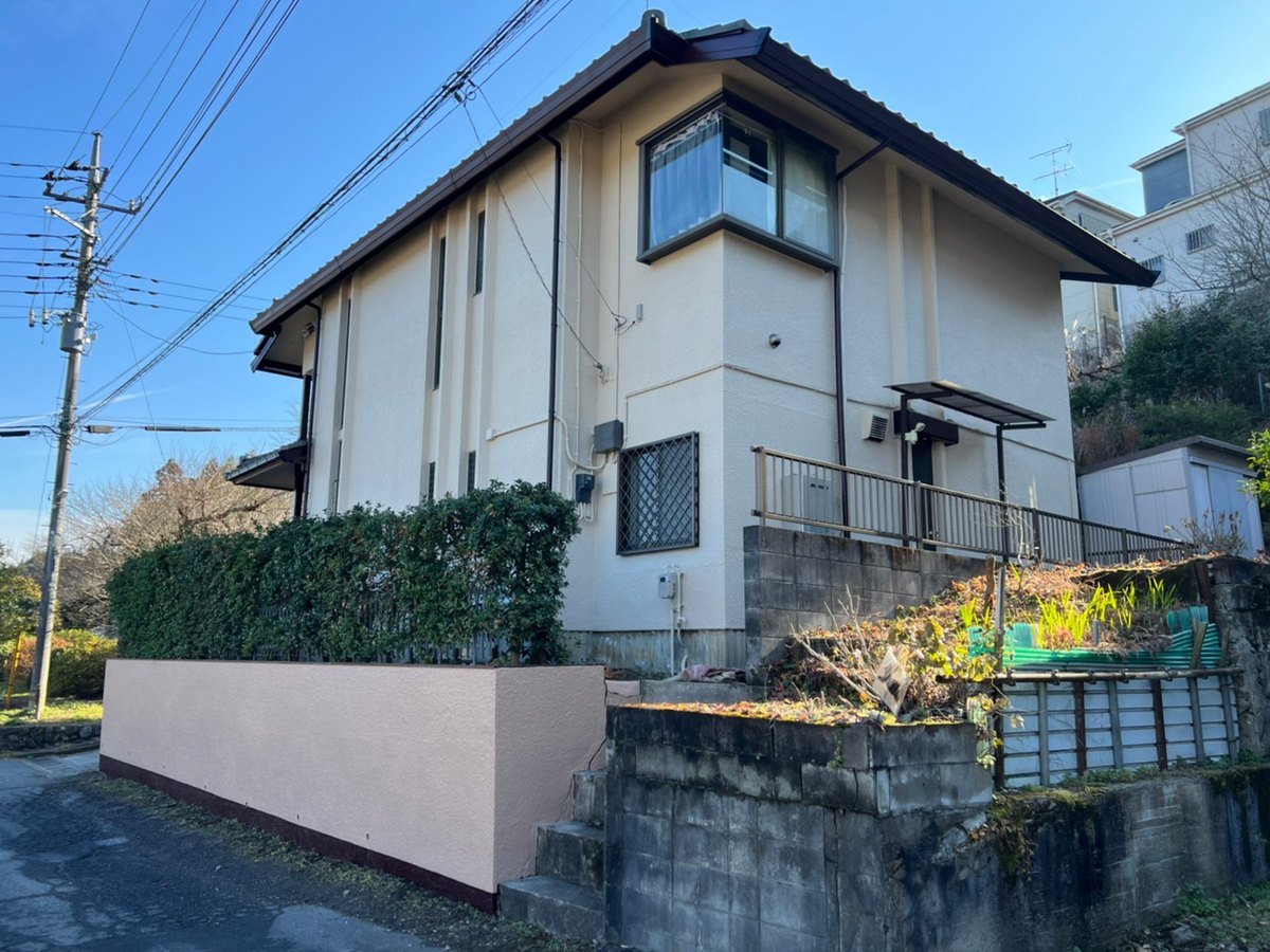 施工後の外観（階段の側）。外構塀は15-60F、下の帯は09-20D