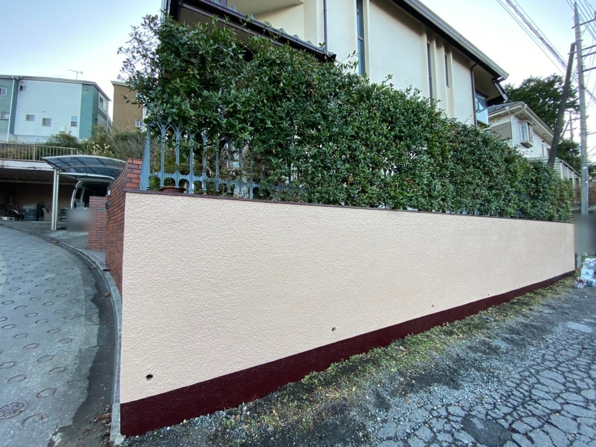 塗装後の外構塀（道路側）。15-60F（ピンクベージュ）と下の帯の09-20D（赤みのある濃い茶色）