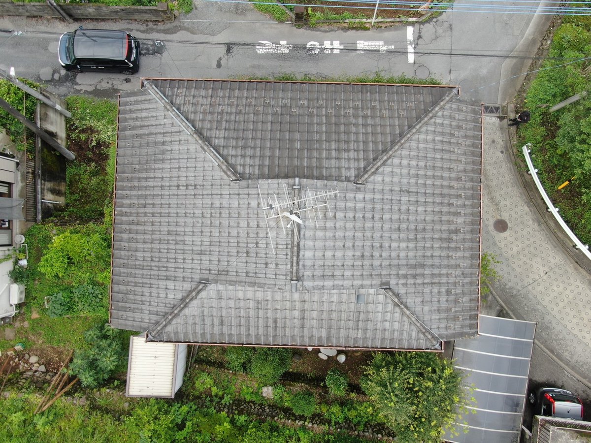 上から撮影した灰色の瓦屋根（施工前・ドローン）