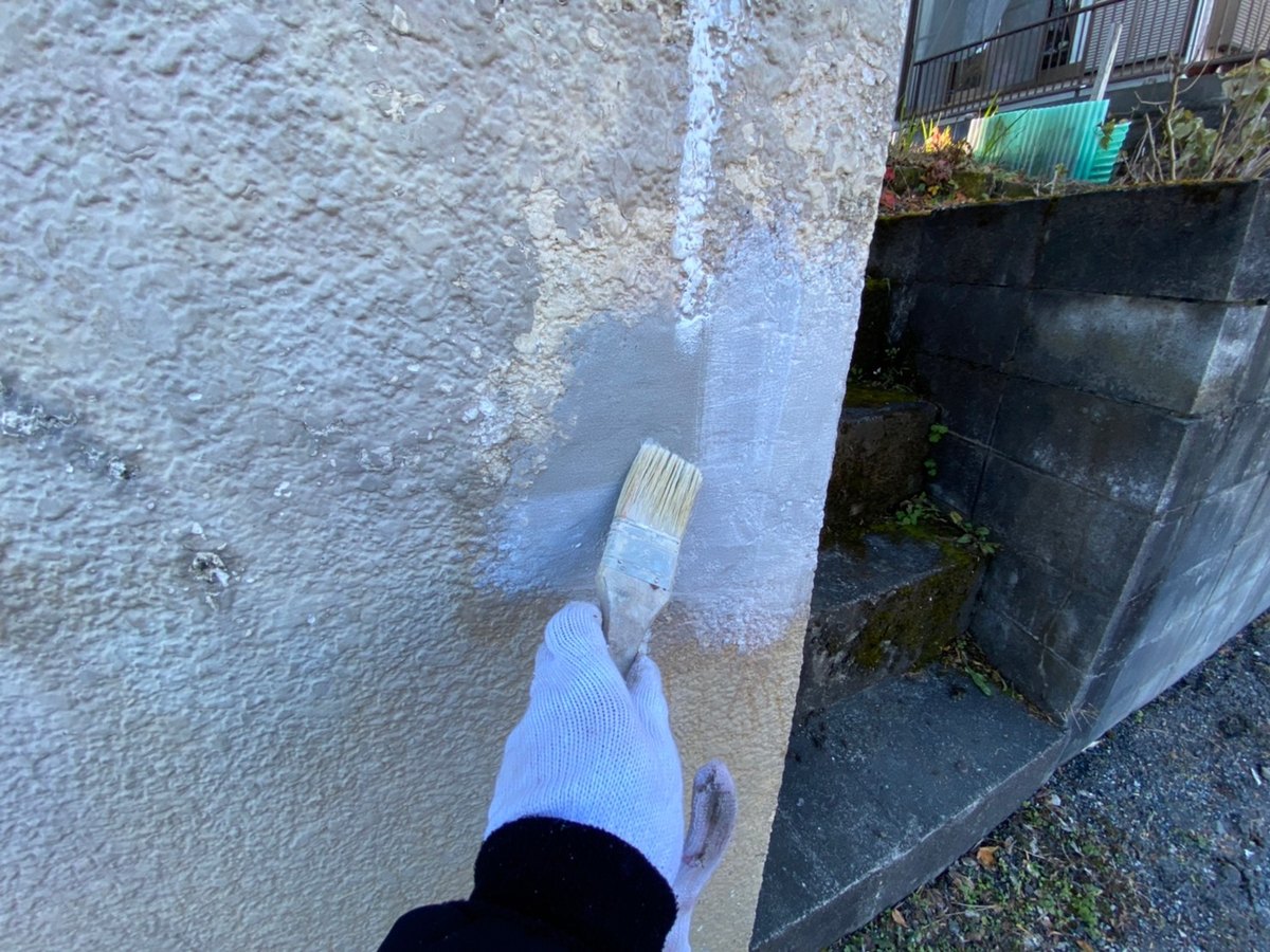 外構塀の補修 / 補修した部分に刷毛で塗っているところ