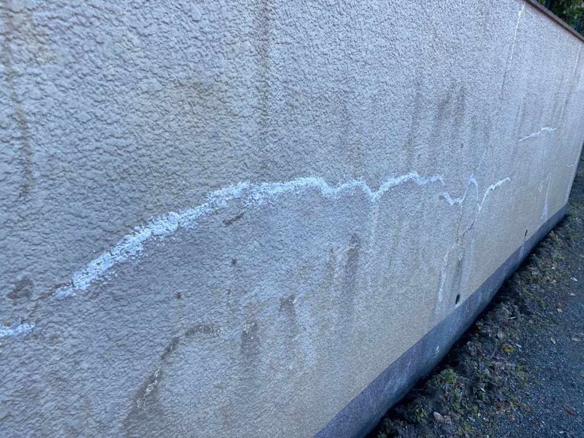外構塀 / ひび割れに補修材を入れたところ
