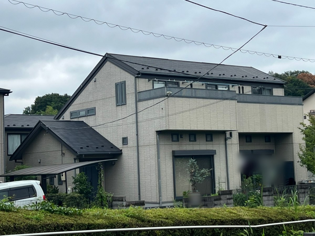 施工前の外観(正面)。グレーがかったベージュの外壁と、色のあせたスレート屋根