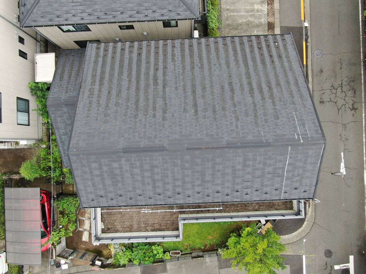 施工前の屋根(ドローンで真上から)。色があせてまだらに見えるスレート