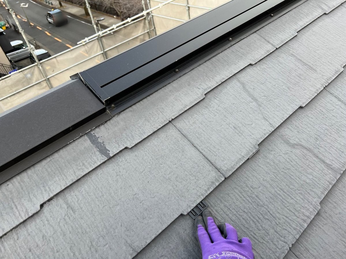 スレートのすき間にタスペーサーを差し込む