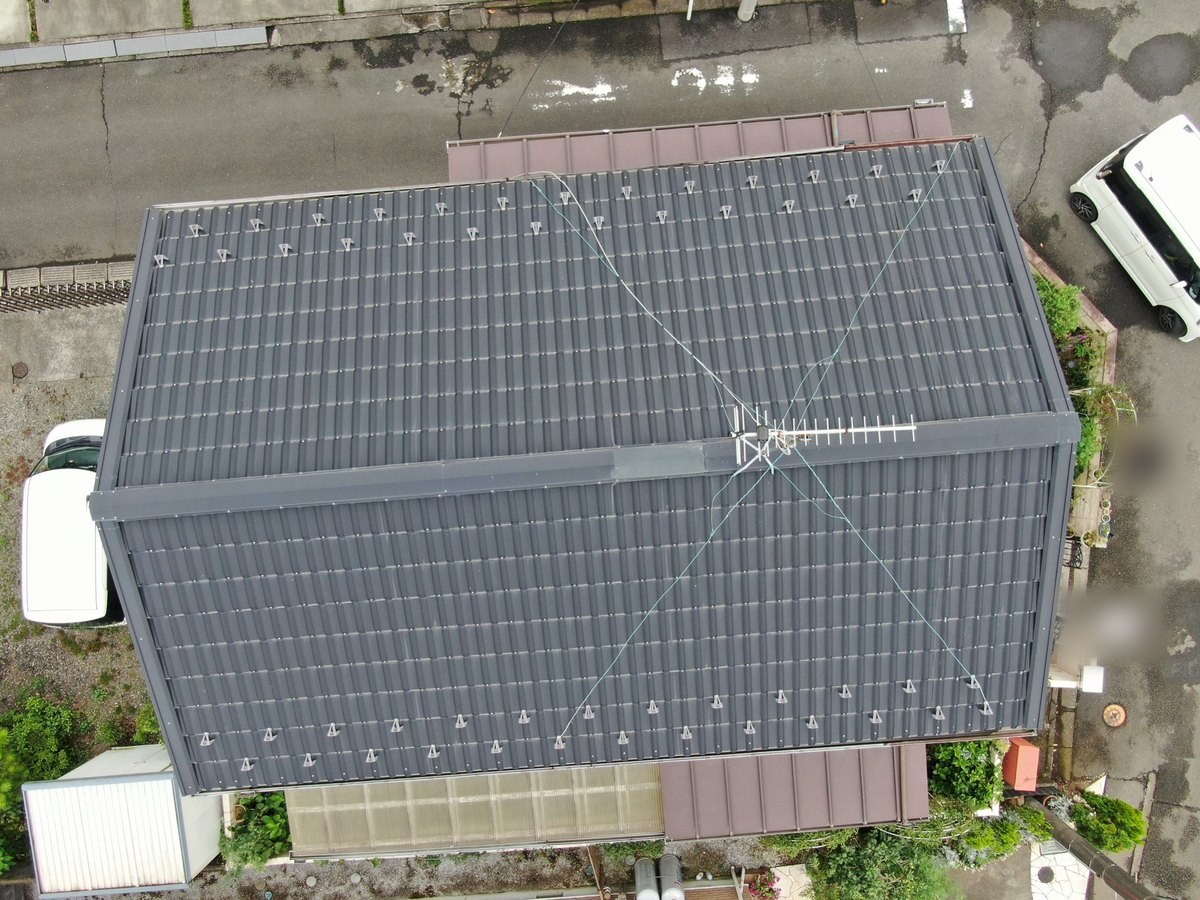 施工前の屋根(ドローンで真上から)。濃いグレーの瓦形の金属屋根