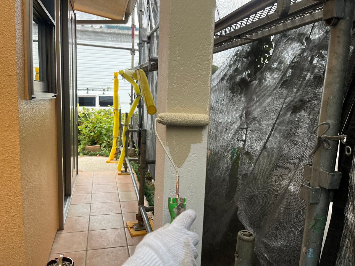 波板テラスの木の骨組みの中塗り