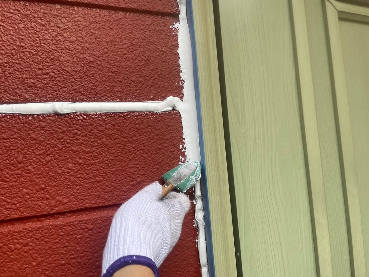 シーリング（玄関ドアまわり・打ち替え） / ヘラで押さえる