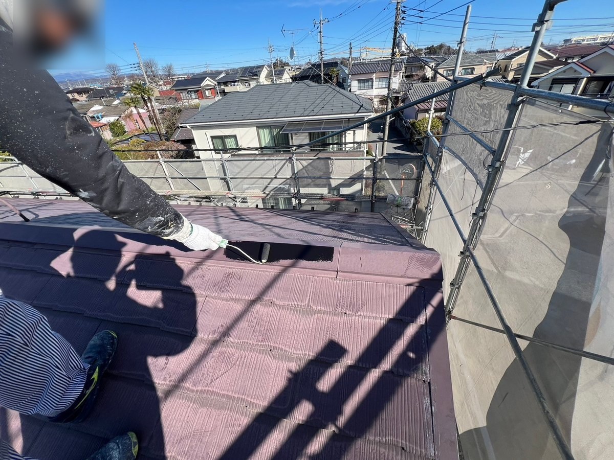 屋根の補修 / 棟板金の錆止めの下塗り（1液ハイポンファインデクロ）