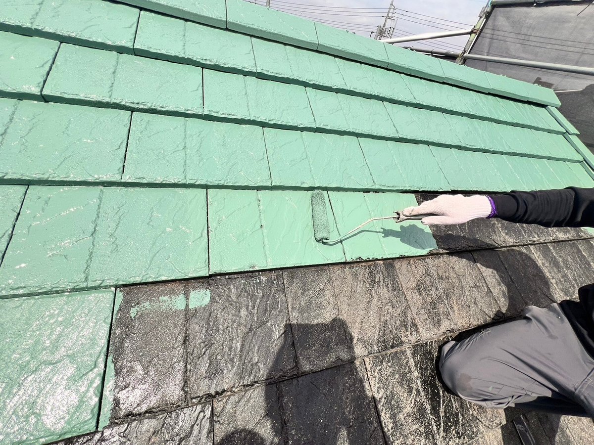 スレート屋根に1回目の緑(中塗り)を塗っているところ