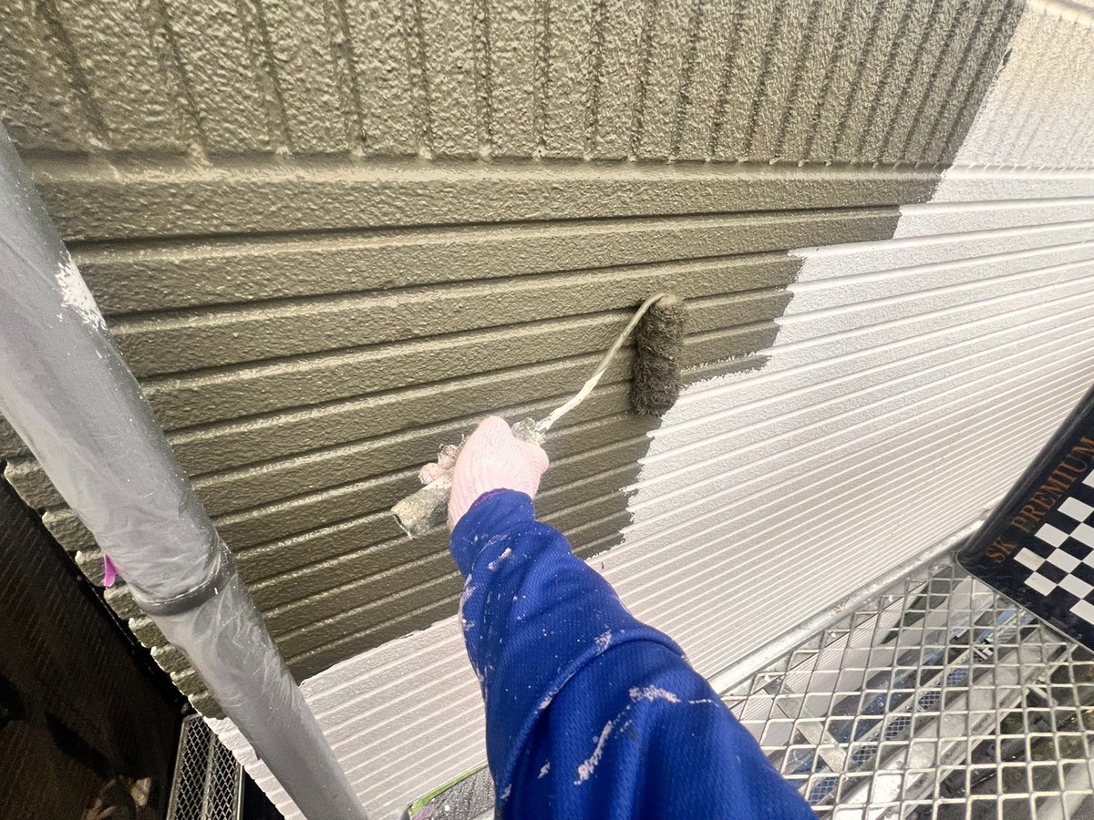 下の段の外壁に緑(35-40B)を塗っているところ