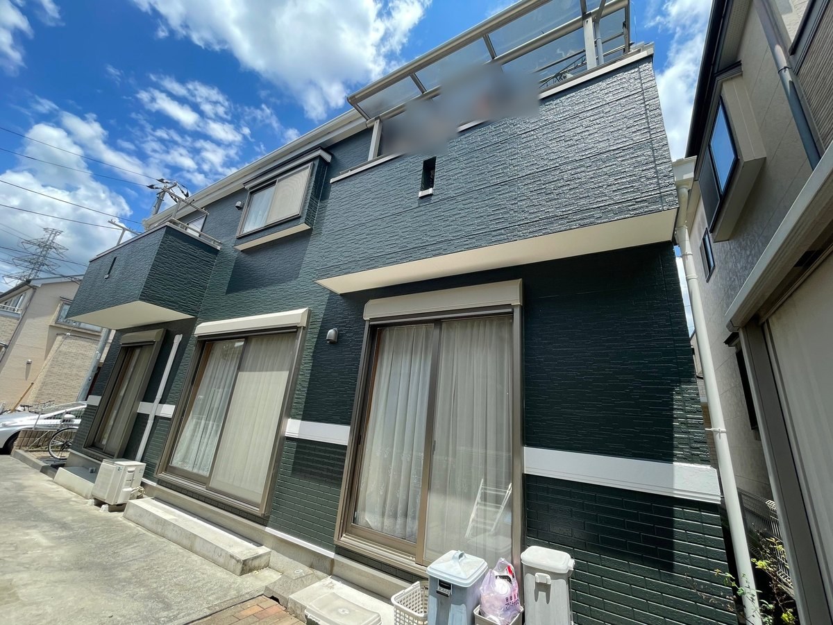 施工後の外観(掃き出し窓のある面)。帯は白系のN-90