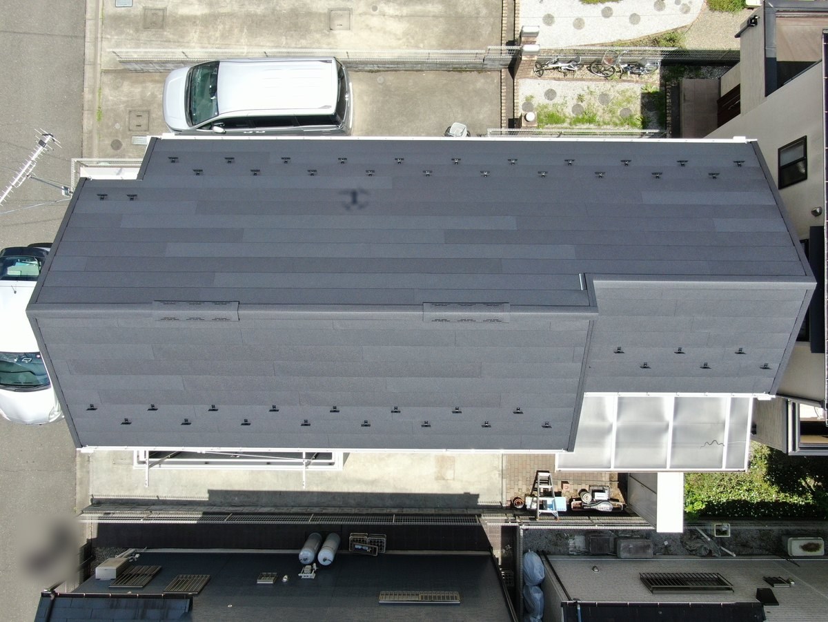 施工後の屋根を真上から。カバー工法で葺いたスーパーガルテクト(シェイドブラック)