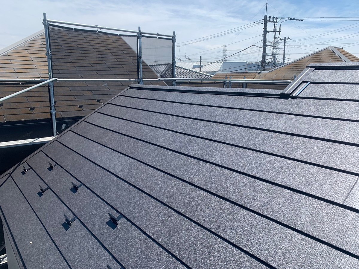 屋根 / カバー工法 / 棟板金の取り付け後