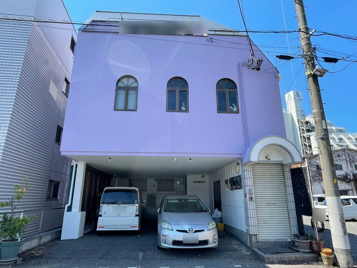 施工後の正面。淡い紫の外壁